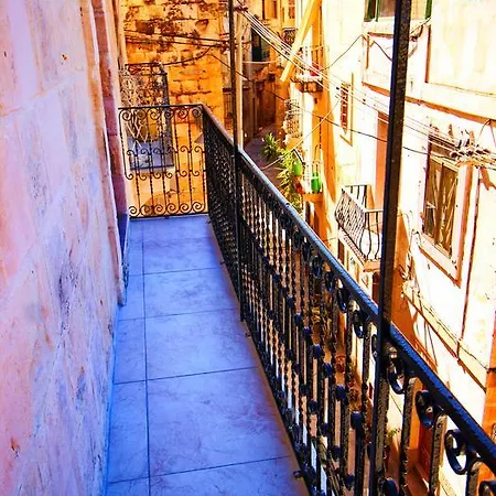 Twenty Antika Apartment